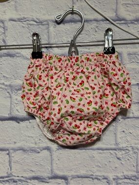 Sophie & Lucas summer berries bloomers bottoms only 9 months 
Excellent conditio